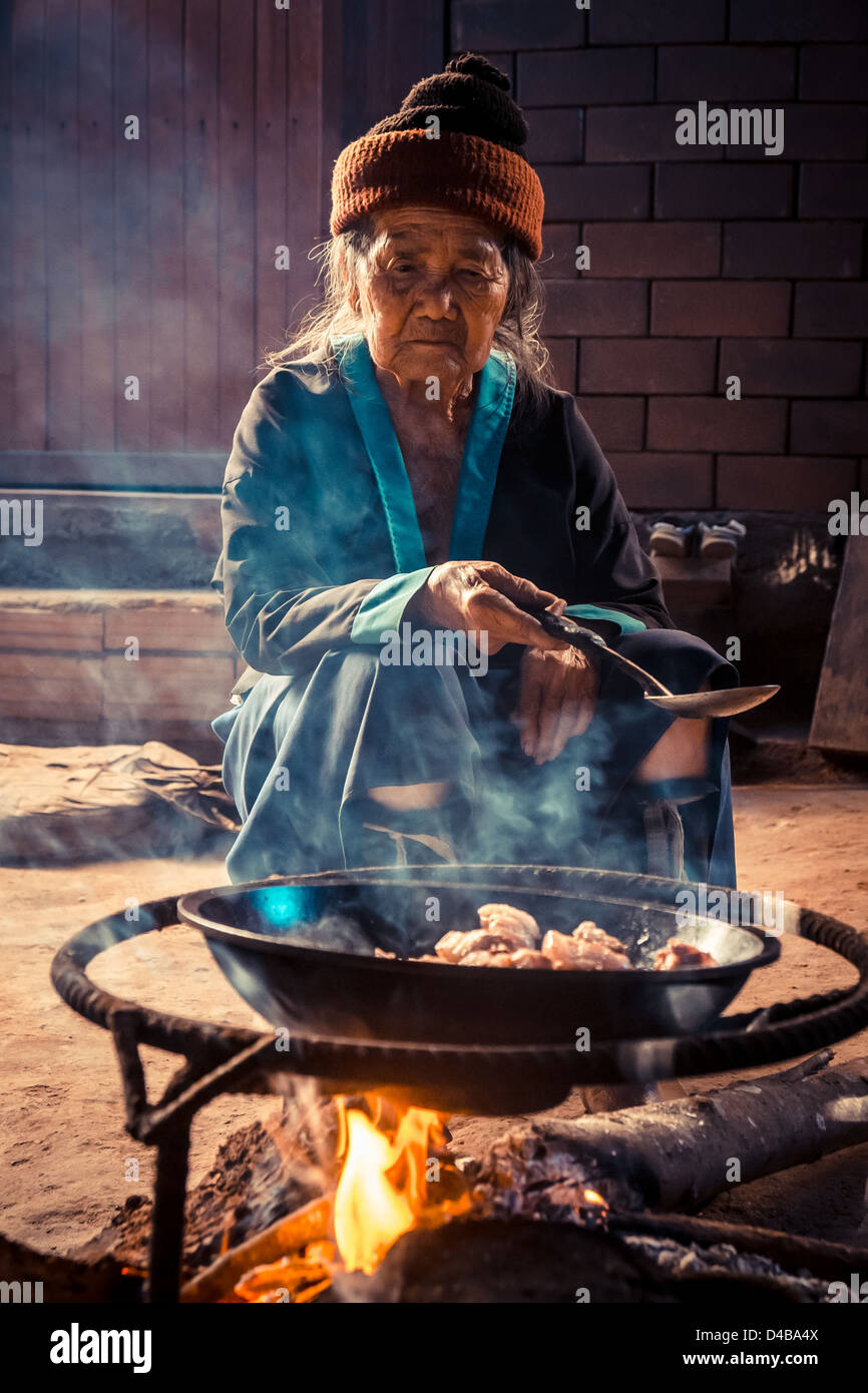 Vieille dame Hmong dans le nord de la Thaïlande Banque D'Images