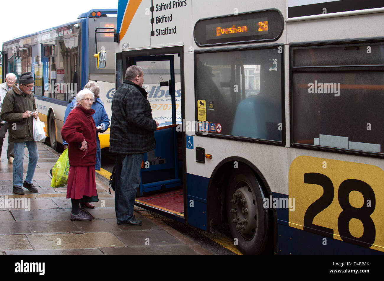 Les gens de se mettre sur un bus, Stratford-upon-Avon, Royaume-Uni Banque D'Images