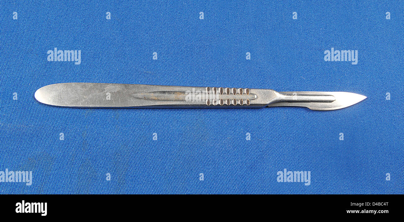 Un certain nombre 23 blade scalpel sur un certain nombre 4 poignée. C'est utilisé pour faire des incisions dans la peau pour lancer une opération. Banque D'Images