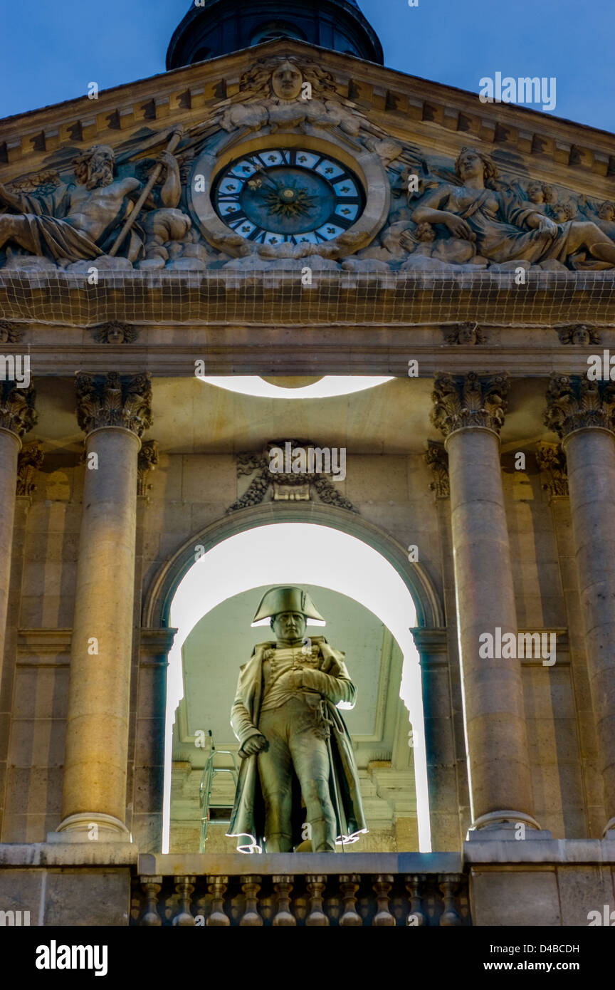 Paris, France, - Statue Napoléon Bonaparte aux Invalides, par Seurre, spectacle son et lumière spécial pendant la soirée des musées.Cour d'honneur.Le Musée de l'Armée Banque D'Images