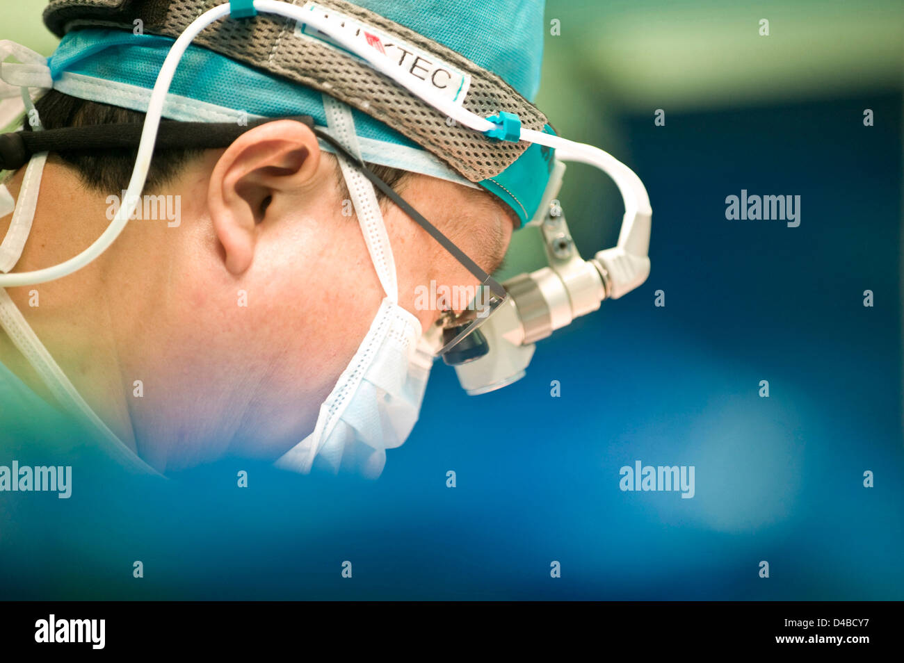 Un gros plan d'un chirurgien qui est à l'œuvre. Banque D'Images