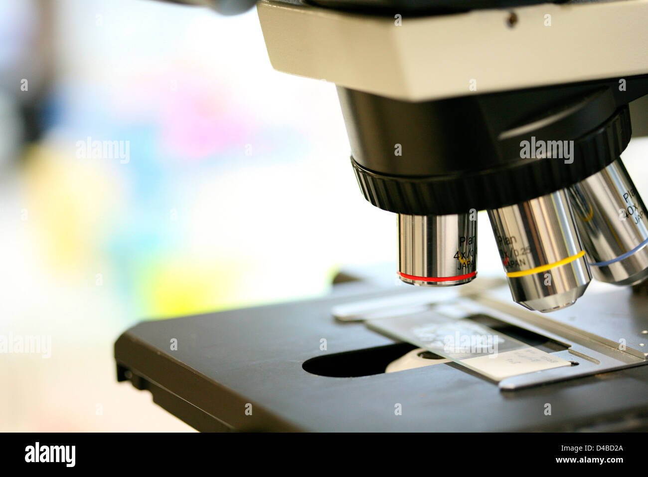 Un gros plan d'un objectif 4X sur un microscope. Banque D'Images