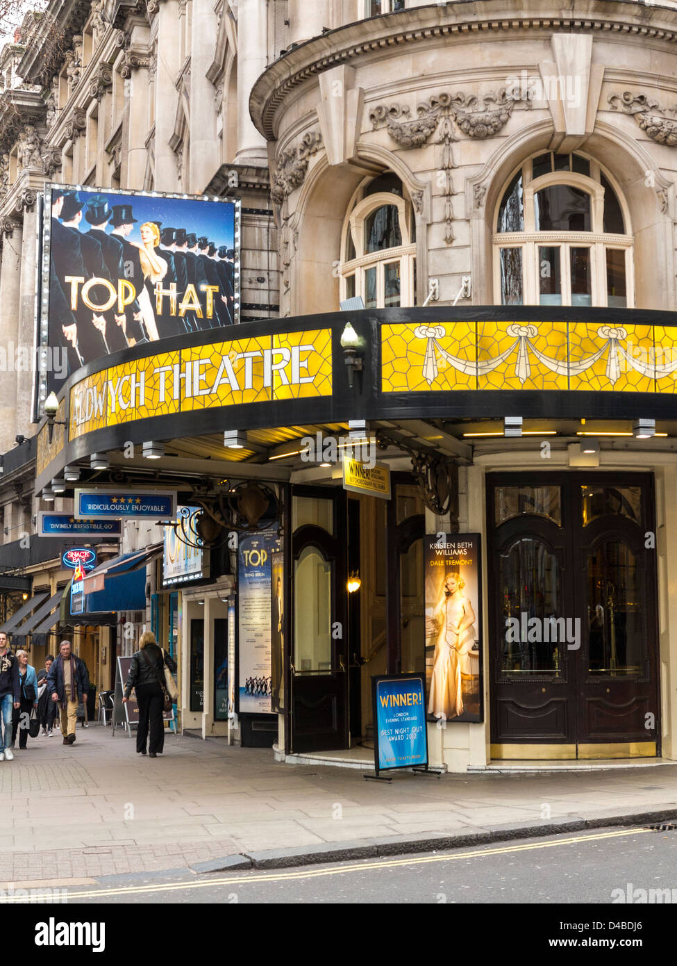 L'extérieur de l'Aldwych Theatre avec signes promotionnels pour haut-de-forme - la comédie musicale, Londres, Angleterre Banque D'Images