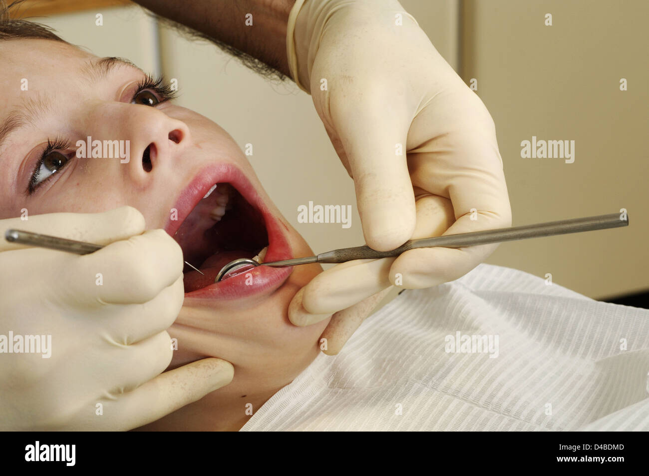 Dentiste l'inspection avant le traitement de la bouche des garçons Banque D'Images