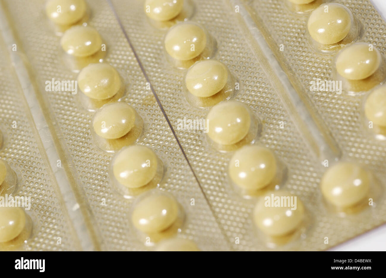 Une pilule contraceptive contient des hormones synthétiques qui distrupt le fonctionnement normal du système de reproduction ciblant Banque D'Images