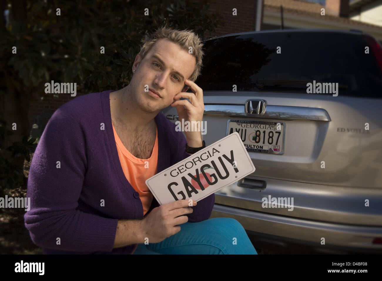 3 février 2013 - Atlanta, GA - CYRUS GILBERT, un homme ouvertement gay à Atlanta, montre une version fantaisie d'un ''GAYGUY'' plaque personnalisée que la Géorgie ont refusé d'approuver. .Cyrus a poursuivi l'état de Géorgie, en faisant valoir ses droits ont été violés dans sa quête d'une plaque d'immatriculation vanité. ''Tout les gens ont toutes sortes de plaques d'immatriculation vanité personnalisés reflétant leurs affiliations et identités,'' explique Gilbert. Apparemment, l'identité homosexuelle n'a pas effectuer la coupe en Géorgie, il a dit..Deux autres plaques il demandé ont également rejeté : ''4GAYLIB'' et ''GAYPWR.''.Certains mes Banque D'Images