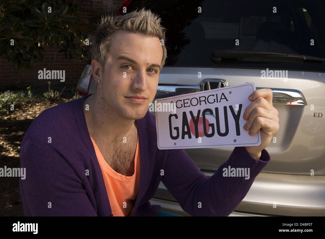 3 février 2013 - Atlanta, GA - CYRUS GILBERT, un homme ouvertement gay à Atlanta, montre une version fantaisie d'un ''GAYGUY'' plaque personnalisée que la Géorgie ont refusé d'approuver. .Cyrus a poursuivi l'état de Géorgie, en faisant valoir ses droits ont été violés dans sa quête d'une plaque d'immatriculation vanité. ''Tout les gens ont toutes sortes de plaques d'immatriculation vanité personnalisés reflétant leurs affiliations et identités,'' explique Gilbert. Apparemment, l'identité homosexuelle n'a pas effectuer la coupe en Géorgie, il a dit..Deux autres plaques il demandé ont également rejeté : ''4GAYLIB'' et ''GAYPWR.''.Certains mes Banque D'Images