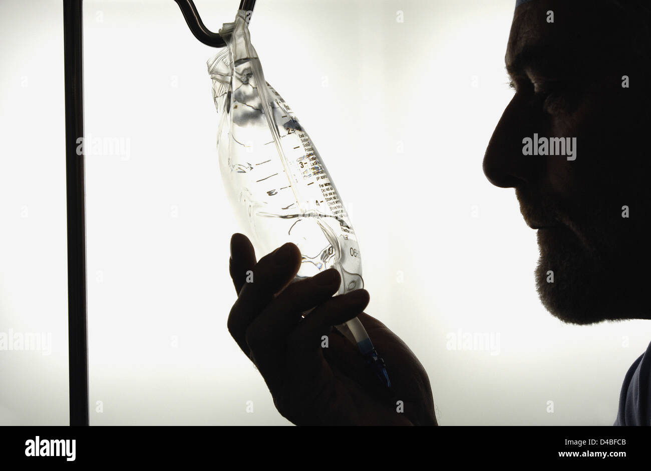 Silhouette de médecin dimensions de lactate de sodium dans la seringue de solution Banque D'Images