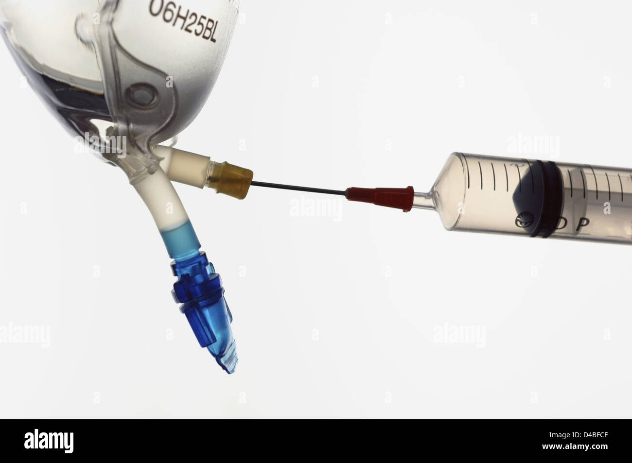 Solution de lactate de sodium provenant de sac dans la seringue Banque D'Images