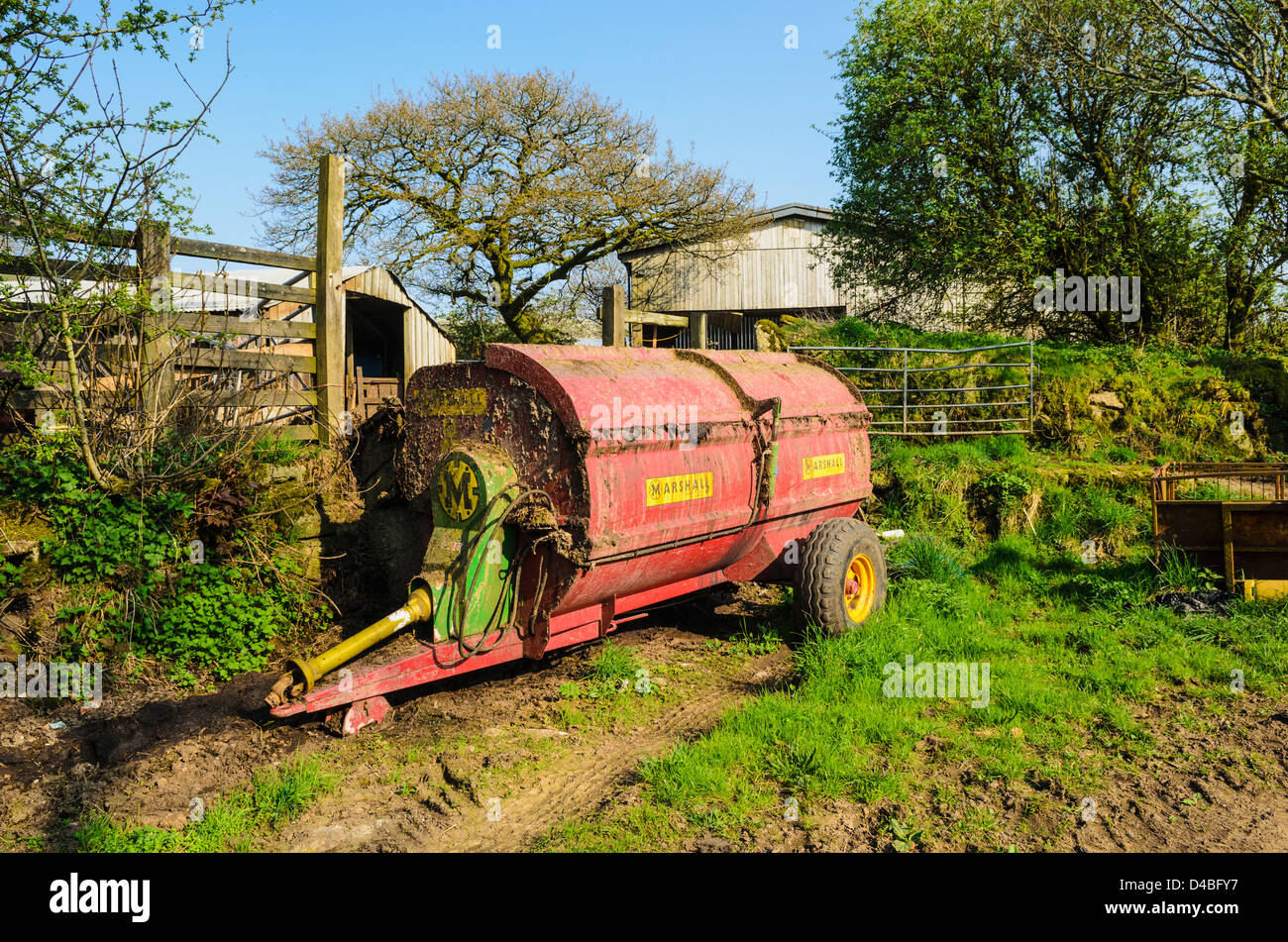 Un épandeur rotatif de muck de Marshall Trailers dans une ferme du parc national de Dartmoor, Devon, Angleterre. Banque D'Images
