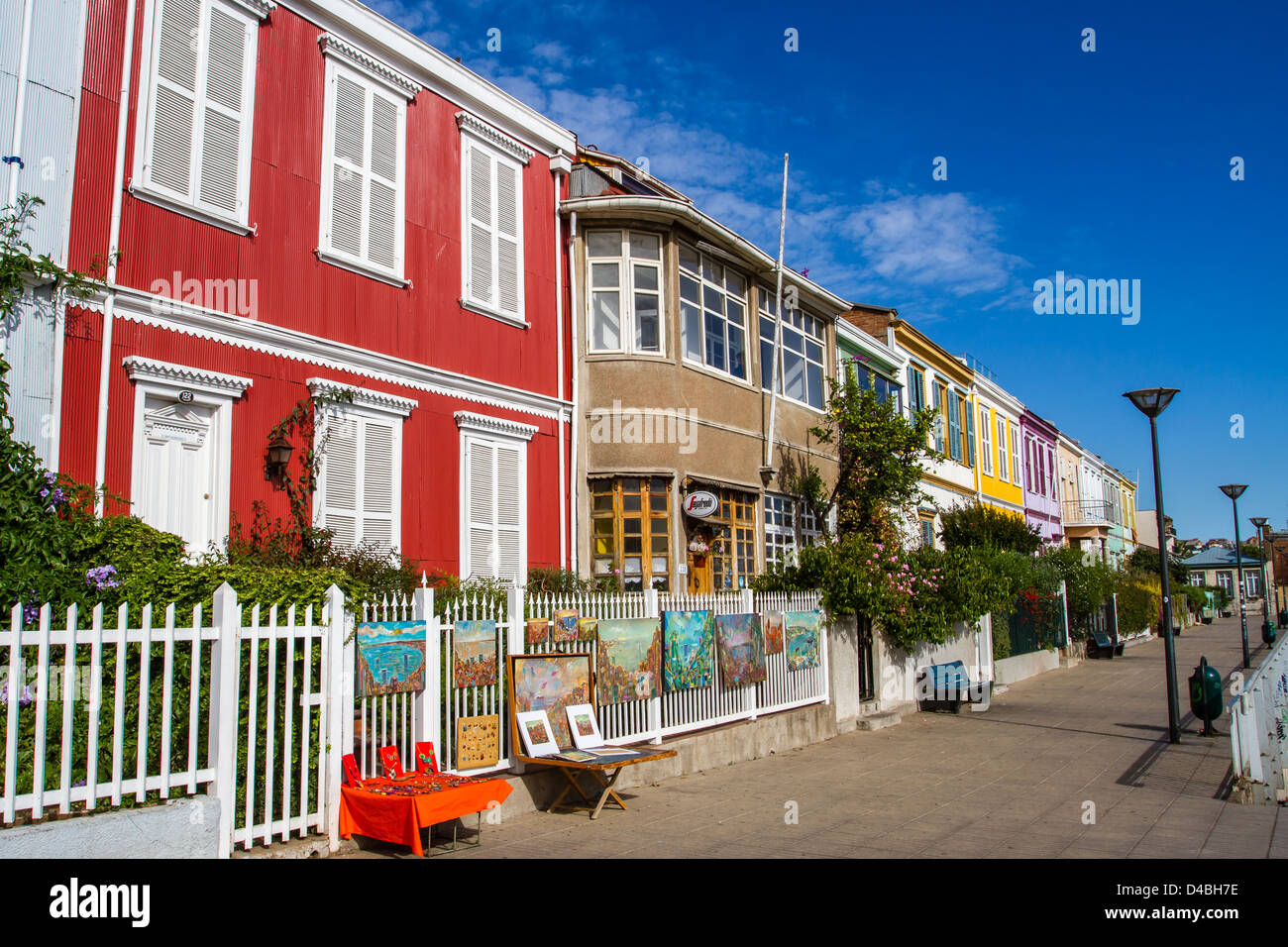 Une rue animée avec une rangée de maisons colorées à Valparaiso, Chili, site du patrimoine mondial de l'UNESCO Banque D'Images
