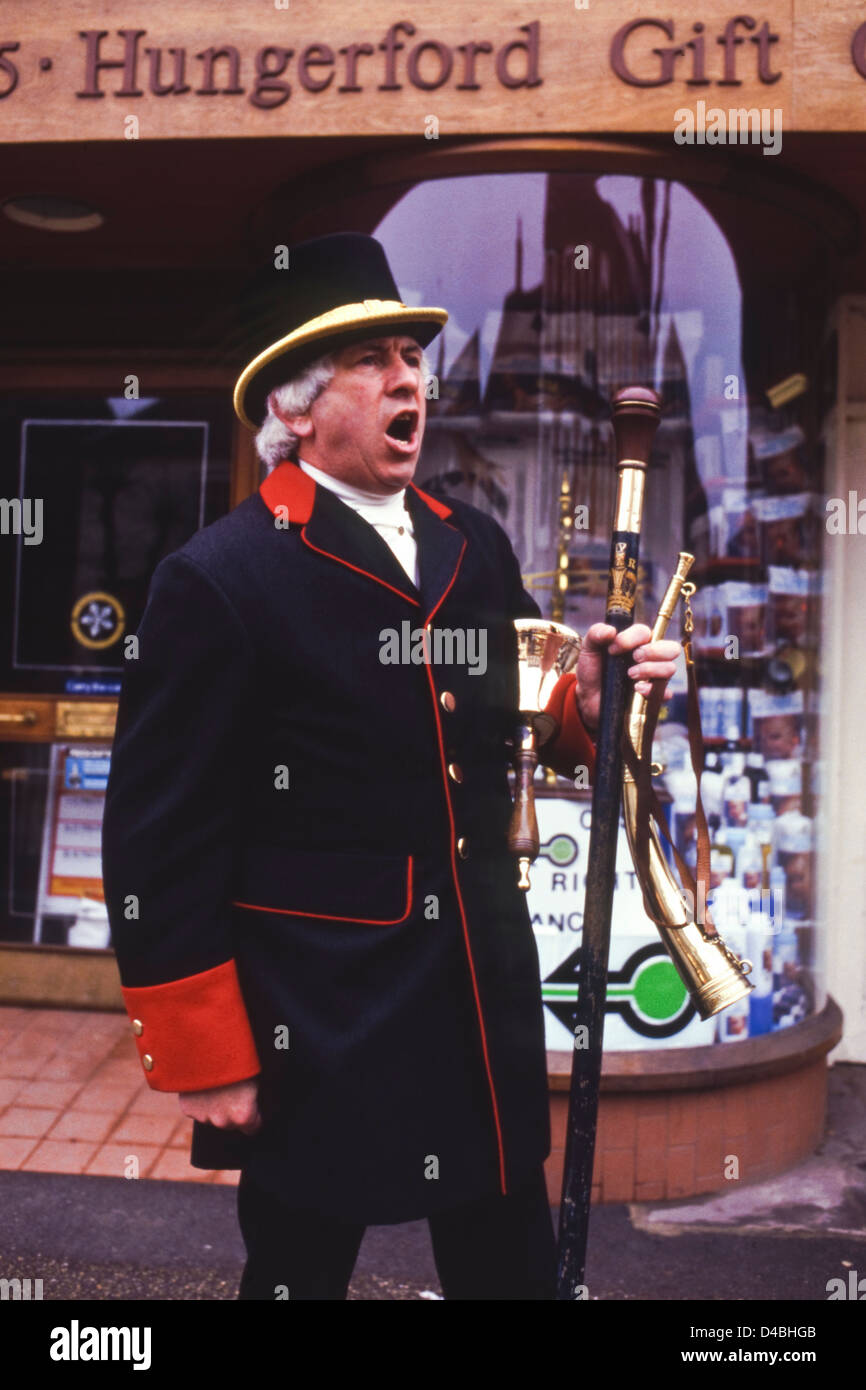 Robin Tubb crieur et bellman convoquant les roturiers en cour Hocktide annuel célébré la cérémonie personnalisée à Hungerford Berkshire England UK Banque D'Images