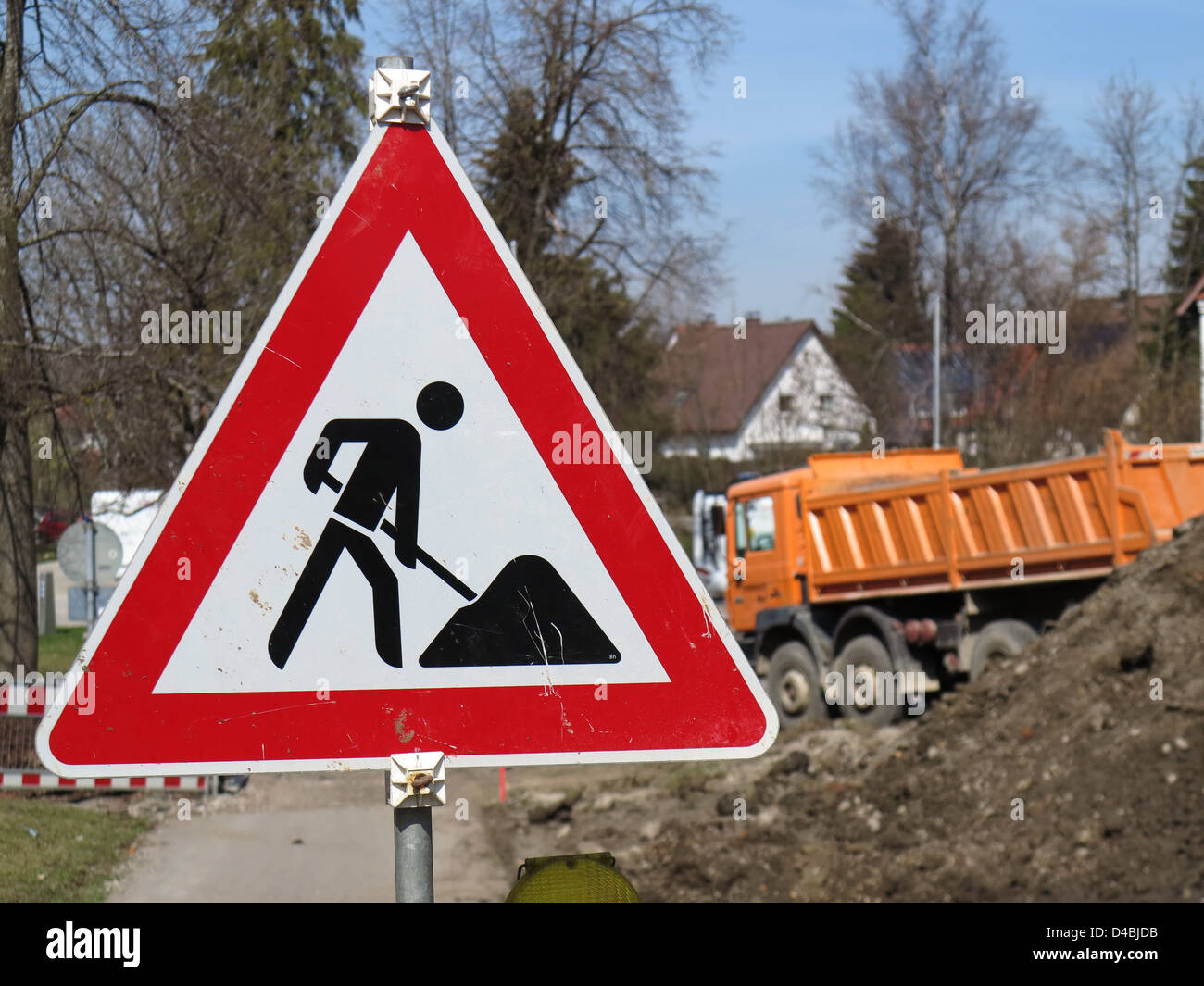 Hommes au travail panneau routier pour les travaux routiers. Panneau de signalisation, Allemagne Banque D'Images