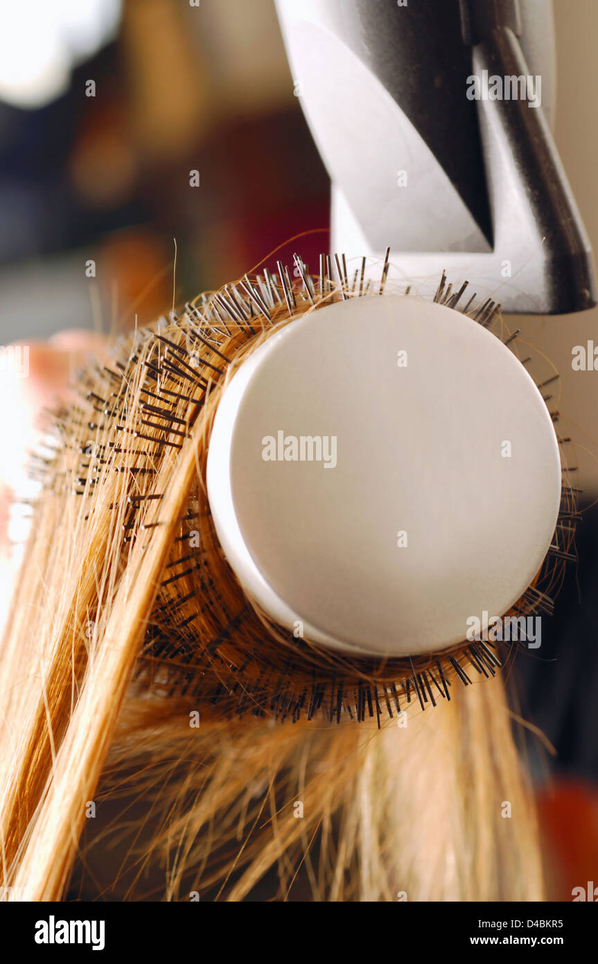 Close up de cheveux être séché et brossé avec sèche-cheveux Banque D'Images