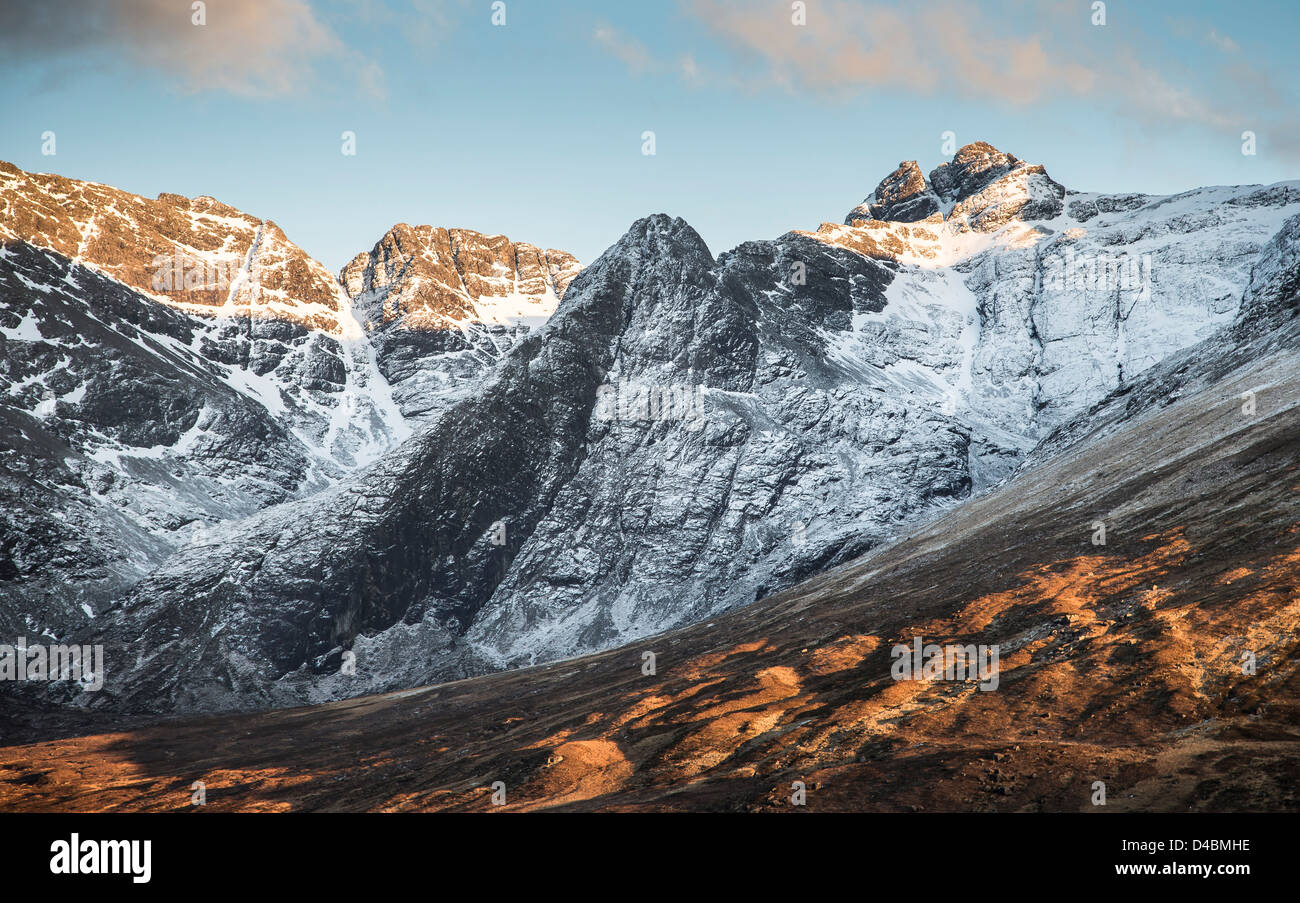 Un Fheadain Sgurr & les Cuillin Ridge dans Glen cassantes sur l'île de Skye en Ecosse. Banque D'Images