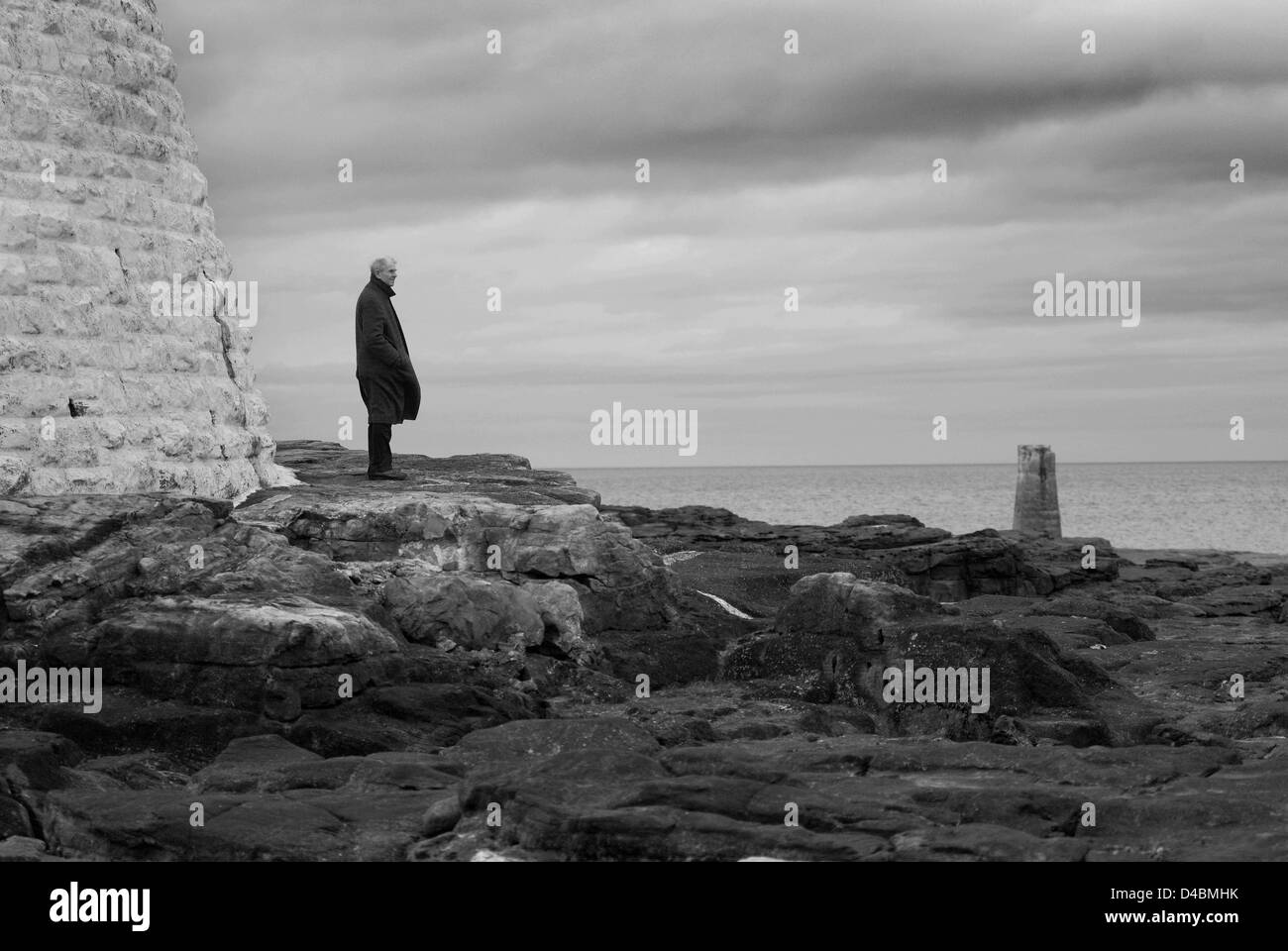 Vieil homme regardant vers la mer, le phare de St Marys Banque D'Images