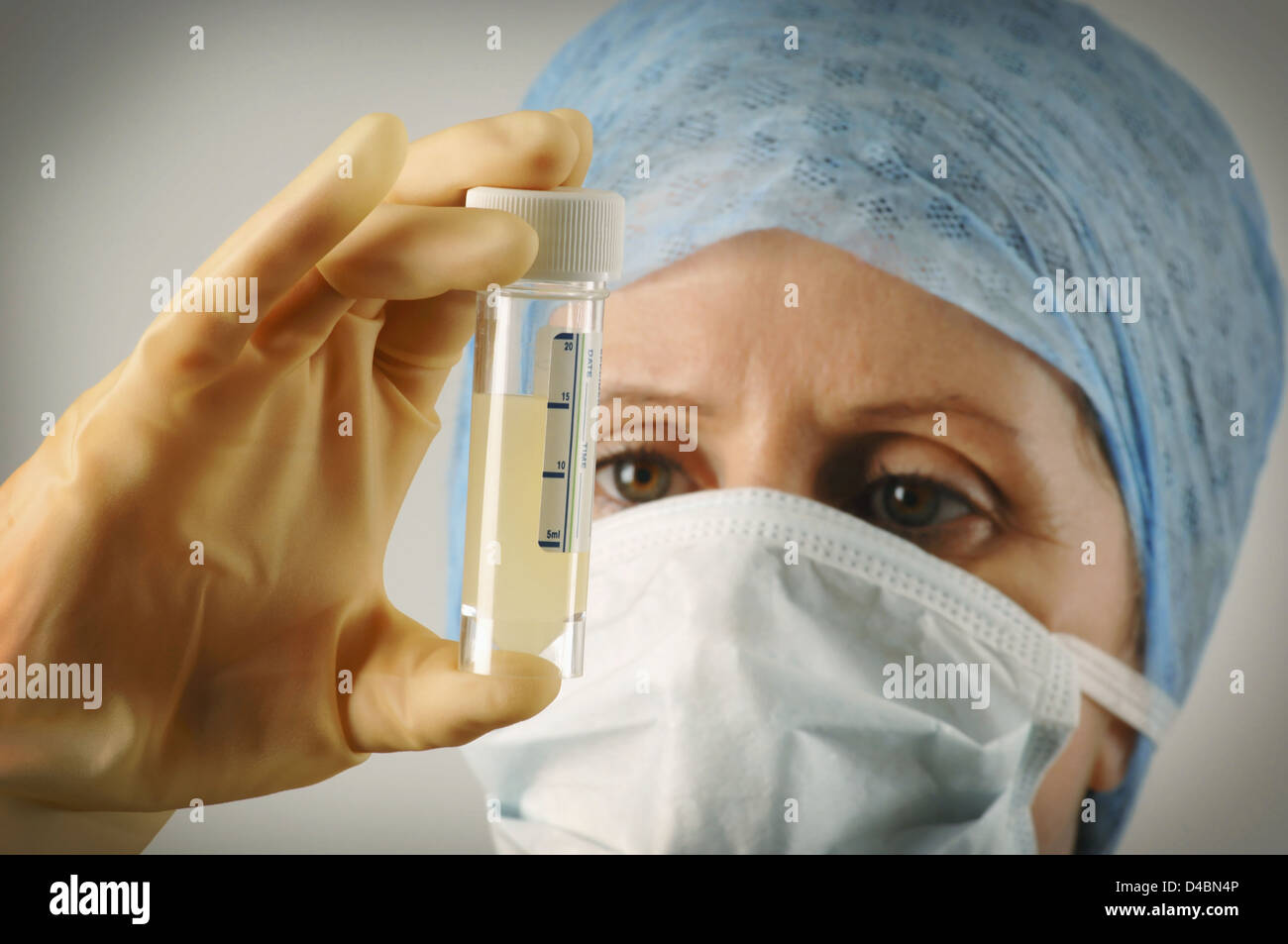 Hospital worker holding specimen tube 3/4 plein de liquide Banque D'Images