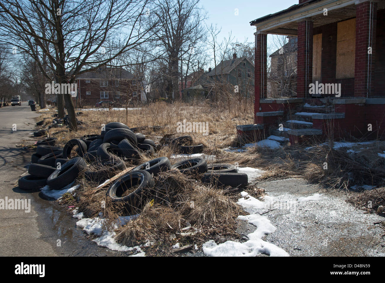 Detroit, Michigan - pneus usagés déversés sur une rue dans un quartier pauvre. Banque D'Images