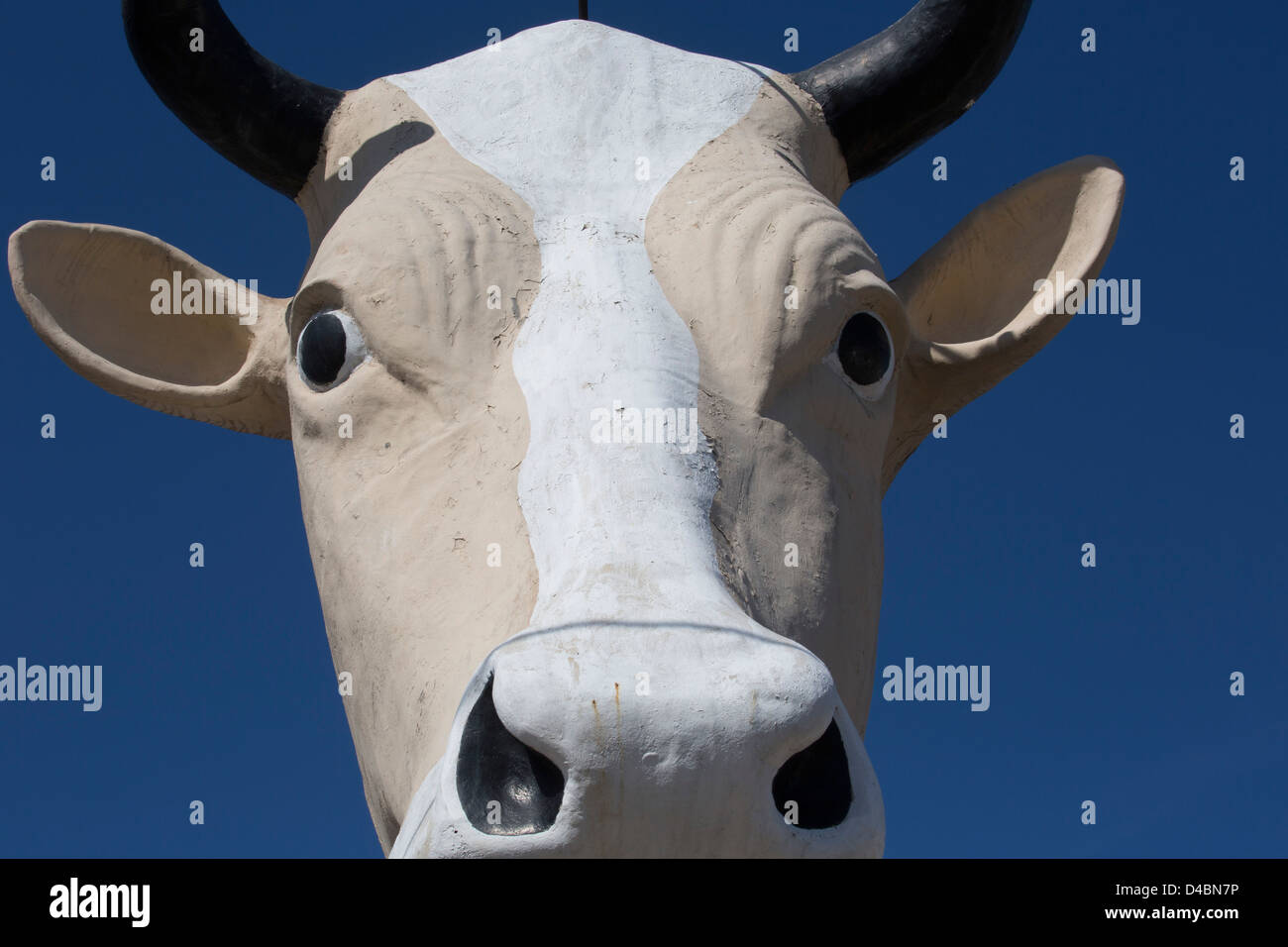 Detroit, Michigan - une immense tête de vache sur le toit d'un stand de crème glacée. Banque D'Images