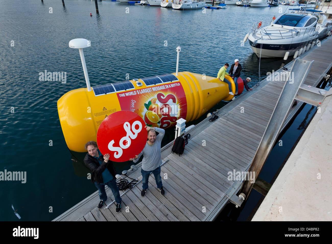 Tenerife. 11 mars, 2013. Plus grand jamais un message dans une bouteille est d'être lancés dans l'courants de l'Atlantique à partir de la Marina de San Miguel à Tenerife le mercredi 13 mars à 11h30. Il pèse 2,5 tonnes et est 7,948 mètres de long. L'intérieur de la bouteille est un message de 12 mètres carrés. L'explorateur polaire norvégien Jarle Andhoy a eu l'idée du projet et il est parrainé par la marque de boisson norvégienne Solo. Banque D'Images