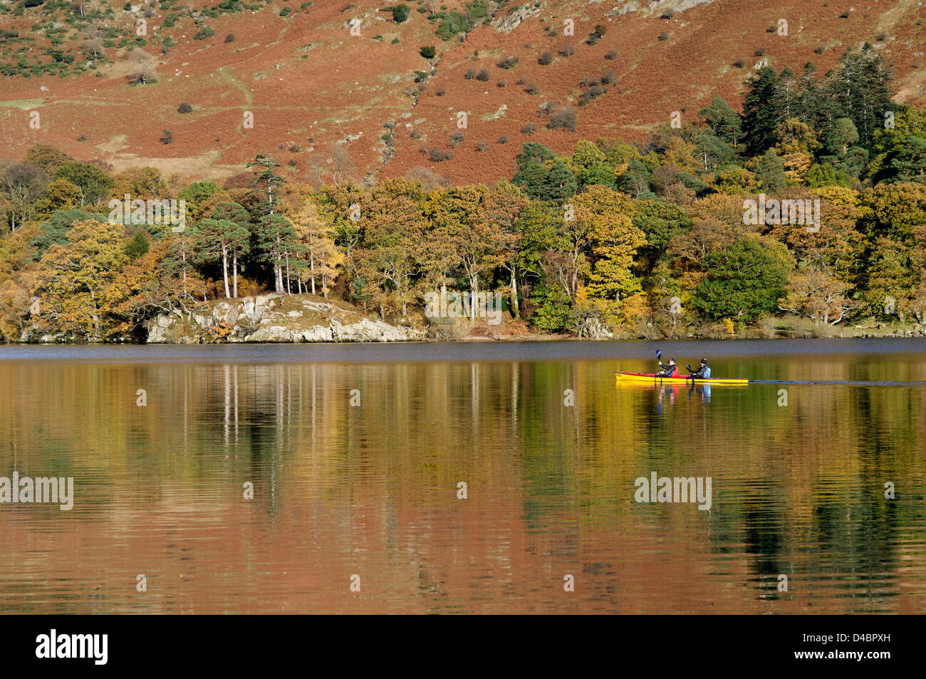 Canoë sur l'Ullswater en automne, le Lake District, en Angleterre Banque D'Images