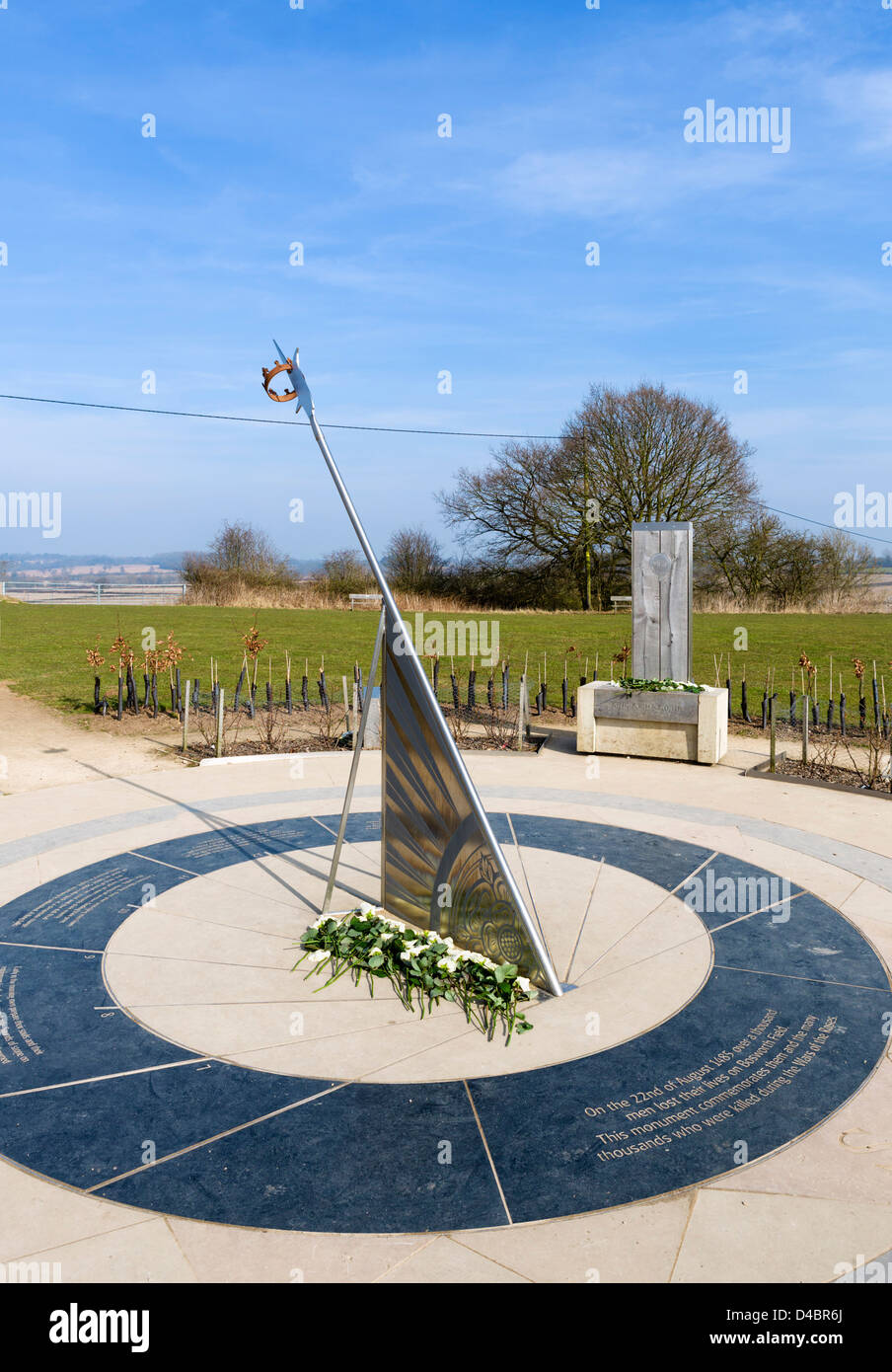Trône de Richard III derrière le cadran solaire en mémoire de la bataille de Bosworth Field, Leicestershire, East Midlands, Royaume-Uni Banque D'Images