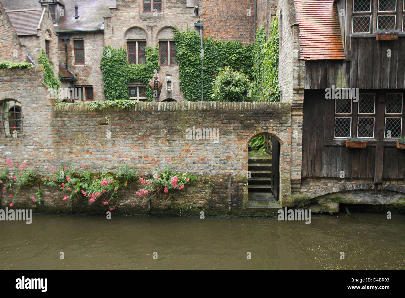 Billet d'images de Brugge, Belgique - un bateau privé à partir d'un port jardin de maisons Banque D'Images Billet d'images de Brugge, Belgique - un bateau privé à partir d'un port jardin de maisons Banque D'Images