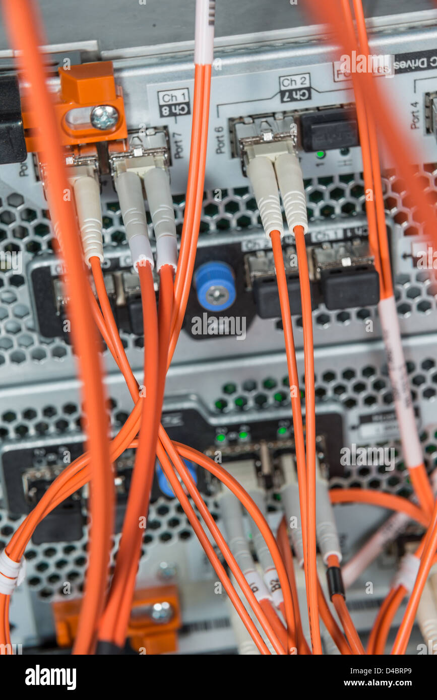 Server avec des câbles à fibres optiques dans le centre de données Banque D'Images