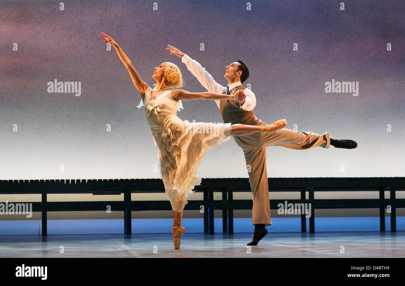 Martha Leebolt (Daisy Buchanan), Giuliano Contadini (Nick Carraway) dans LE GRAND GATSBY présenté par Northern Ballet au Grand Theatre, Leeds, Angleterre en 2013 sur la base du roman de F Scott Fitzgerald Music: Richard Rodney Bennett design: Jerome Kaplan costumes: David Nixon & Julie Anderson éclairage: Tim Mitchell chorégraphie et direction : David Nixon co-direction : Patricia Doyle Banque D'Images