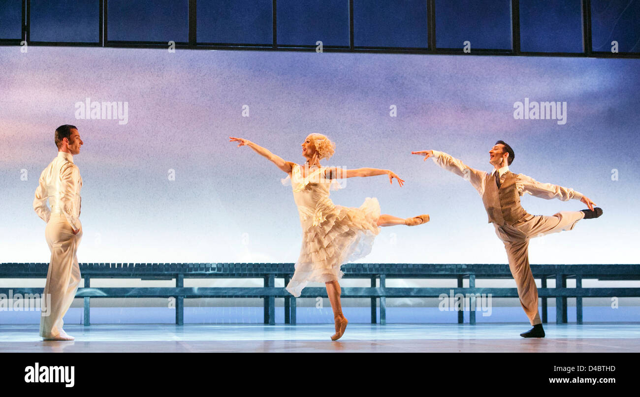 l-r: Tobias Batley (Jay Gatsby), Martha LeeBolt (Daisy Buchanan), Giuliano Contadini (Nick Carraway) dans LE GRAND GATSBY présenté par Northern Ballet au Grand Théâtre, Leeds, Angleterre en 2013 basé sur le roman de F Scott Fitzgerald musique: Richard Rodney Bennett set design: Jerome Kaplan costumes: David Nixon et Julie Anderson éclairage: Tim Mitchell chorégraphie et direction: David Nixon co-direction: Patricia Doyle Banque D'Images