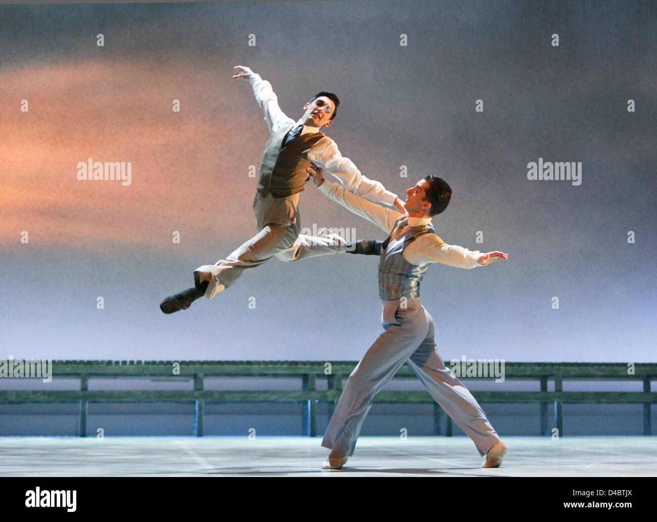 l-r: Giuliano Contadini (Nick Carraway), Tobias Batley (Jay Gatsby) dans LE GRAND GATSBY présenté par Northern Ballet au Grand Théâtre, Leeds, Angleterre en 2013 sur la base du roman de F Scott Fitzgerald musique: Richard Rodney Bennett design: Jerome Kaplan costumes: David Nixon & Julie Anderson éclairage: Tim Mitchell chorégraphie et direction : David Nixon co-direction : Patricia Doyle Banque D'Images