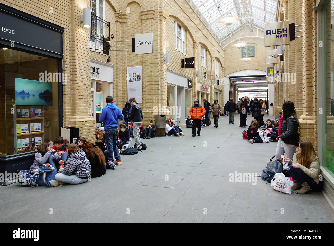 Les étudiants en sortie scolaire au dîner dans l'Arcade Marlowe Canterbury Kent en Angleterre. Banque D'Images