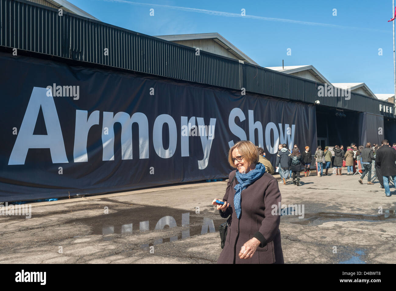 Artlovers entrer et quitter l'Armory Show sur Pier 94 à New York Banque D'Images