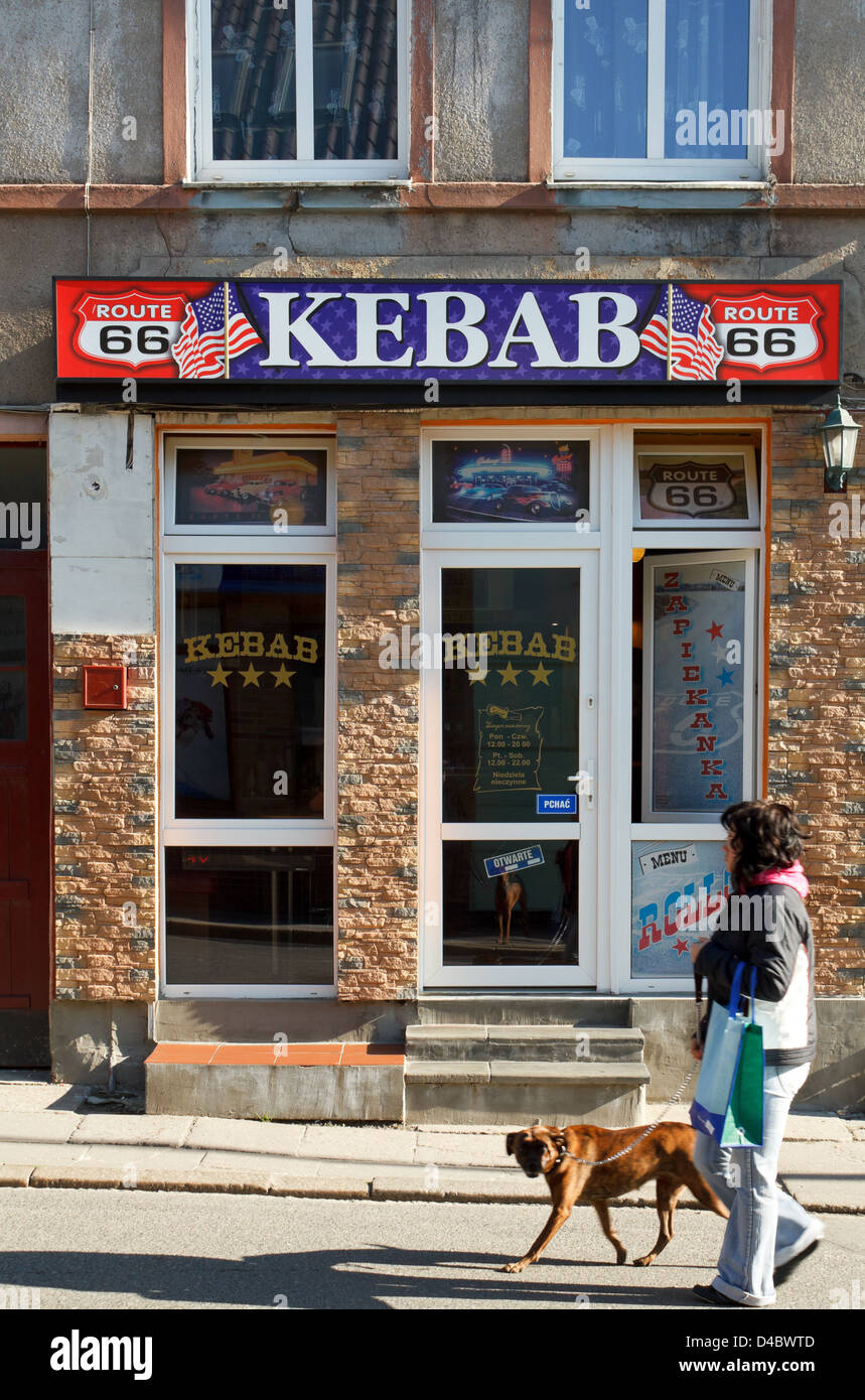 Ruegenwalde, Pologne, un marchand de kebab dans la zone piétonne Banque D'Images