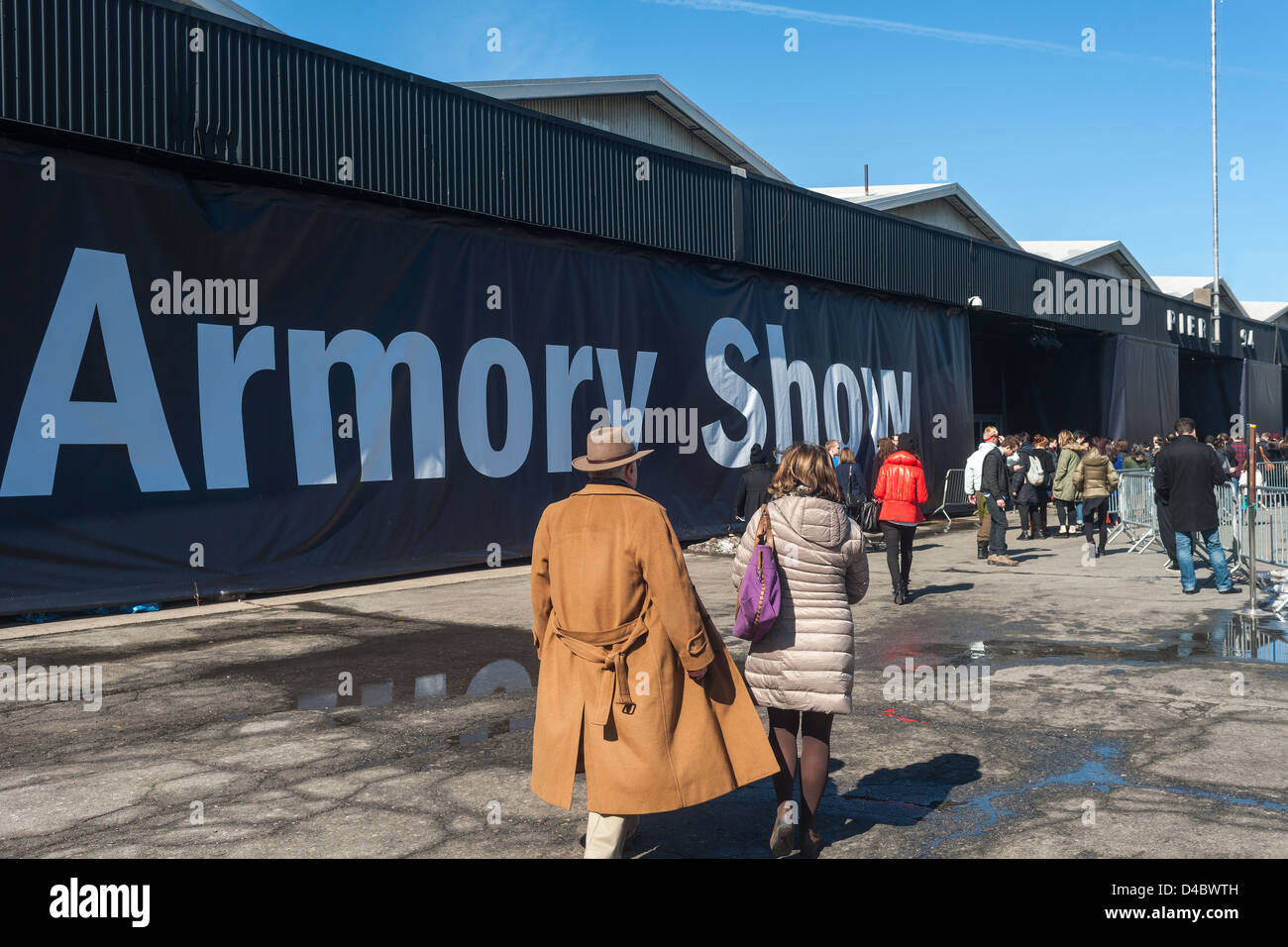 Artlovers entrer et quitter l'Armory Show sur Pier 94 à New York Banque D'Images