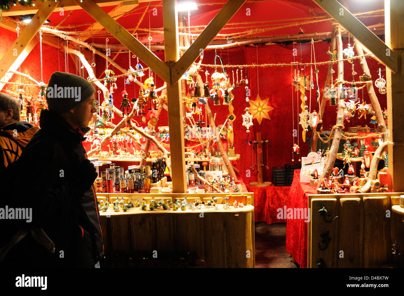 Les personnes à la recherche de jouets en bois faits à la main sur un marché de Noël de Berlin Banque D'Images