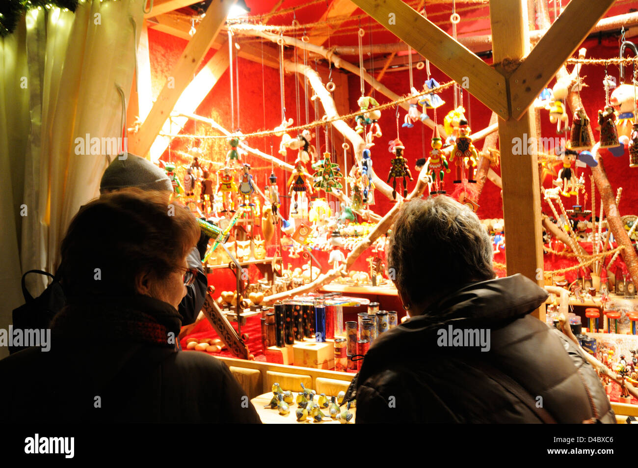 Les personnes à la recherche de jouets en bois faits à la main sur un marché de Noël de Berlin Banque D'Images