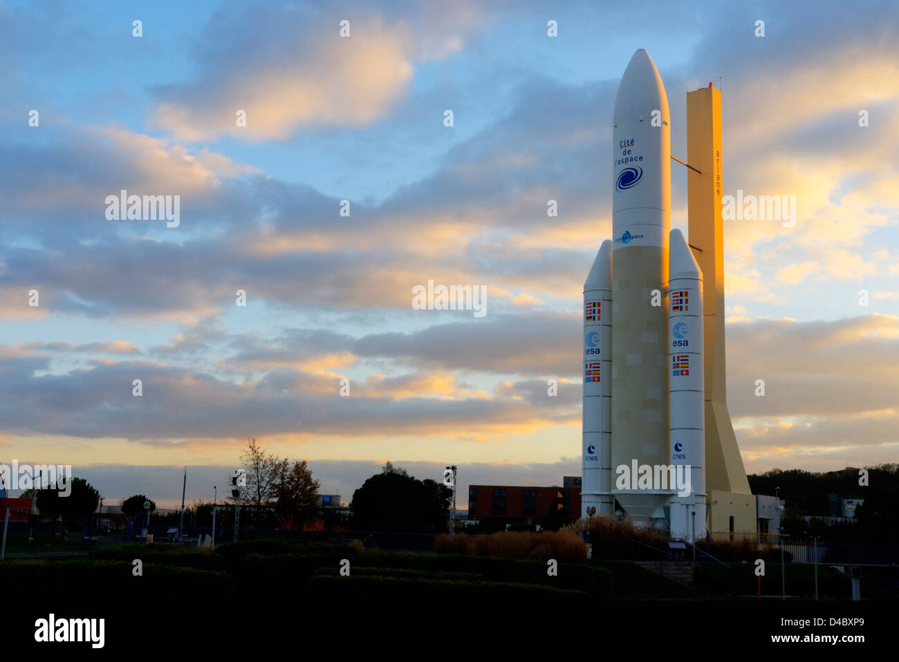 Une fusée Ariane 5 au coucher du soleil à la Cité de l'Espace à Toulouse, France Banque D'Images