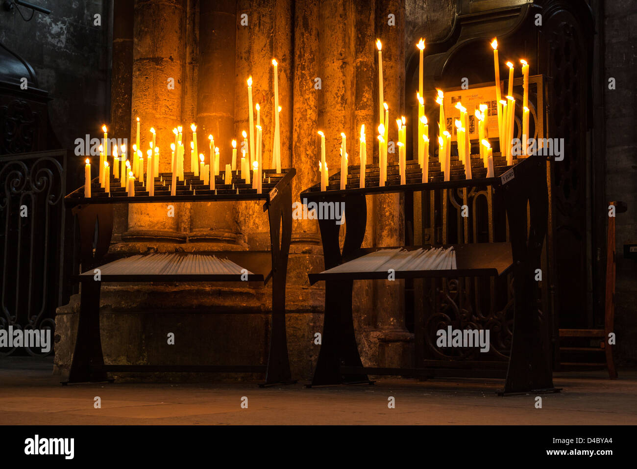 Bougies de prière à l'intérieur de la Cathédrale de Rouen, Haute-Normandie, France Banque D'Images