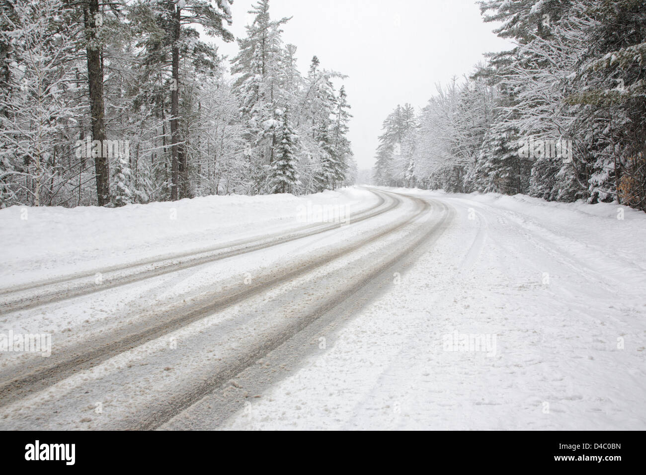 Kancamagus Scenic Byway dans les Montagnes Blanches du New Hampshire, USA pendant une tempête de neige, l'hiver Banque D'Images