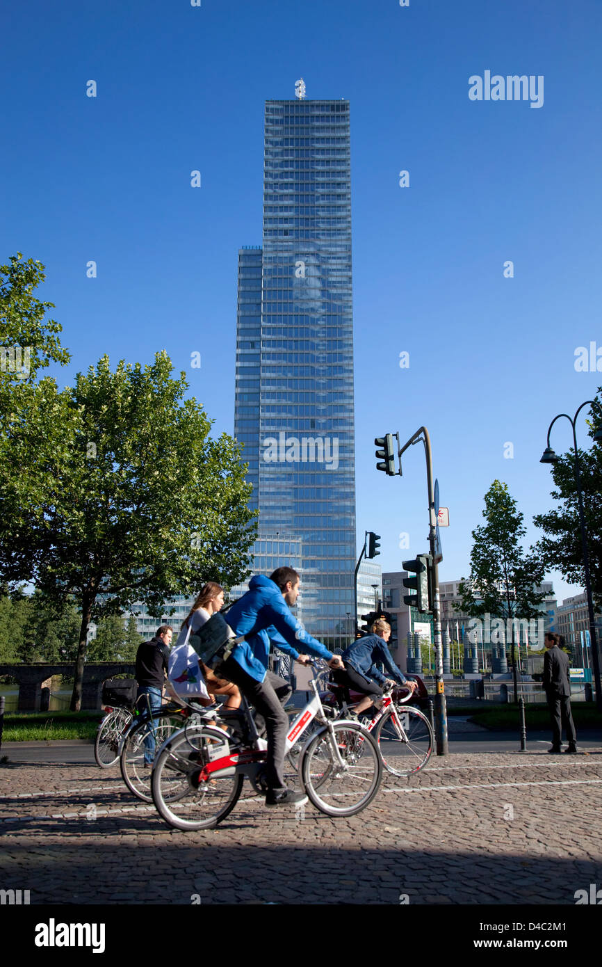 Koeln, Allemagne, cyclistes et tour de Cologne Banque D'Images