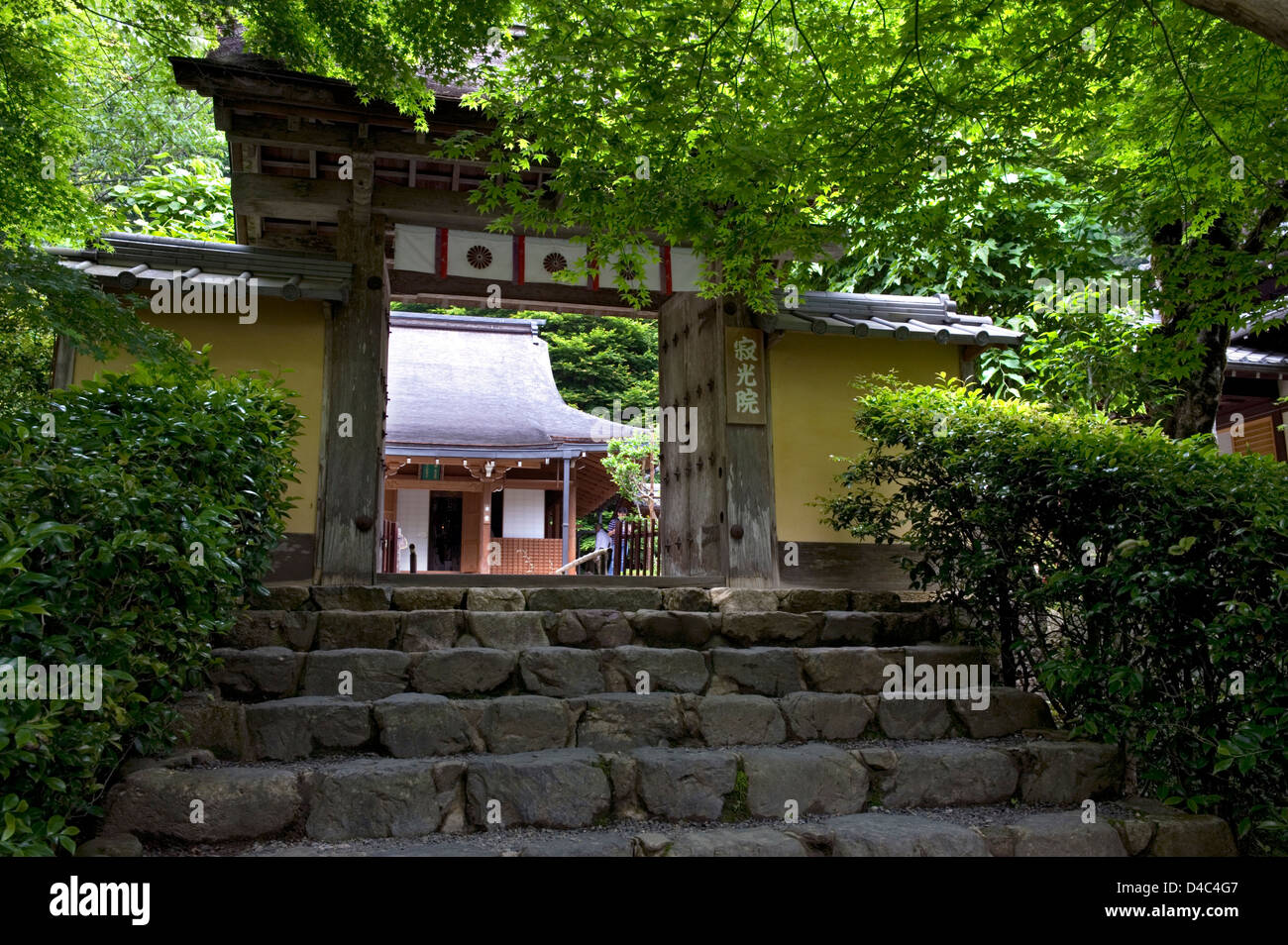 Porte d'entrée pour Jakkoin Temple, le couvent de l'Impératrice Kenreimon-en en 1186, dans le village de Ohara, Kyoto, Japon. Banque D'Images