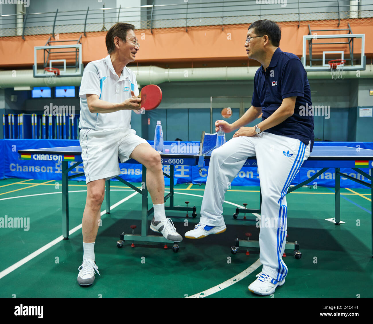 Jonney Shih, Président d'ASUS joue un ping-pong avec Jerry Shen, PDG d'ASUS. Pour eux le ping-pong est une métaphore pour les entreprises et Banque D'Images