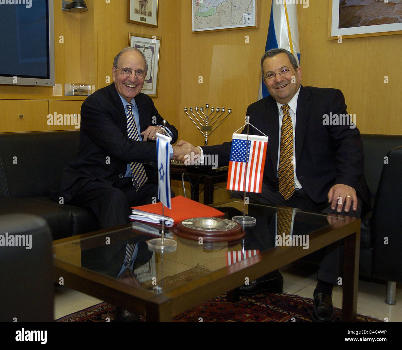 Le ministre de la Défense israélien Ehud Barak et Envoyé spécial George Mitchell Banque D'Images Le ministre de la Défense israélien Ehud Barak et Envoyé spécial George Mitchell Banque D'Images