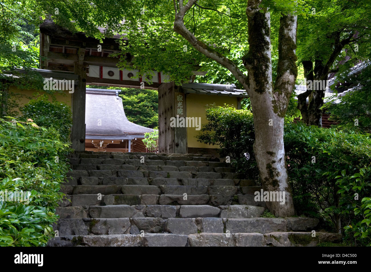 Porte d'entrée pour Jakkoin Temple, le couvent de l'Impératrice Kenreimon-en en 1186, dans le village de Ohara, Kyoto, Japon. Banque D'Images