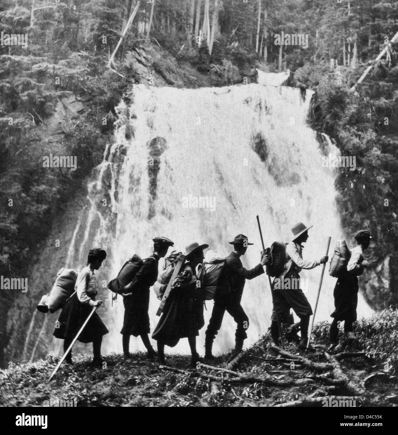 Sur la piste vers la vallée du Paradis, Mt. Tacoma ou Rainier, Washington. Un groupe de randonneurs près d'une chute dans la Cascade Range, vers 1906 Banque D'Images