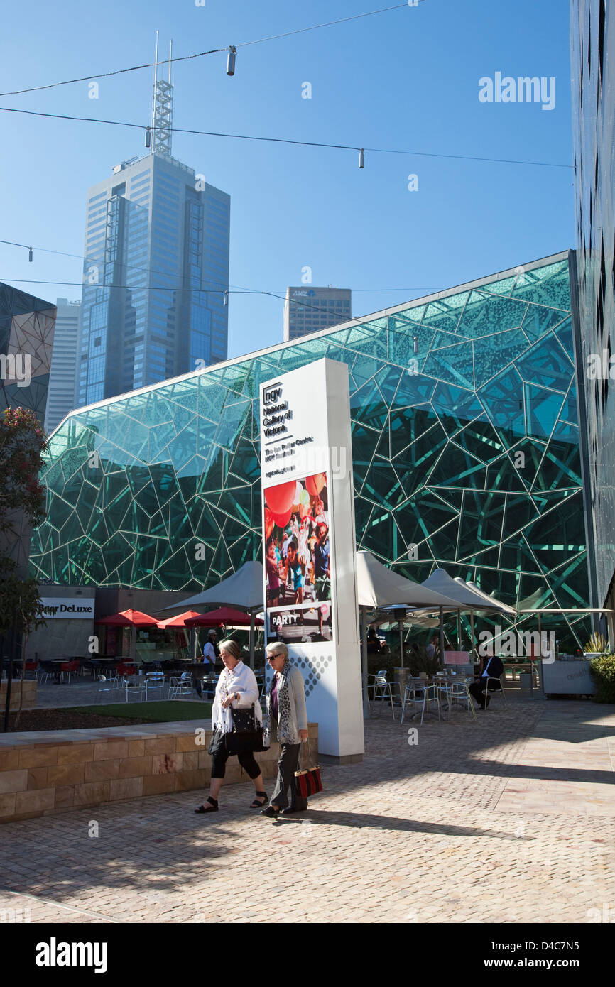 L'architecture emblématique de la place de la fédération avec la ville en arrière-plan. Melbourne, Victoria, Australie Banque D'Images