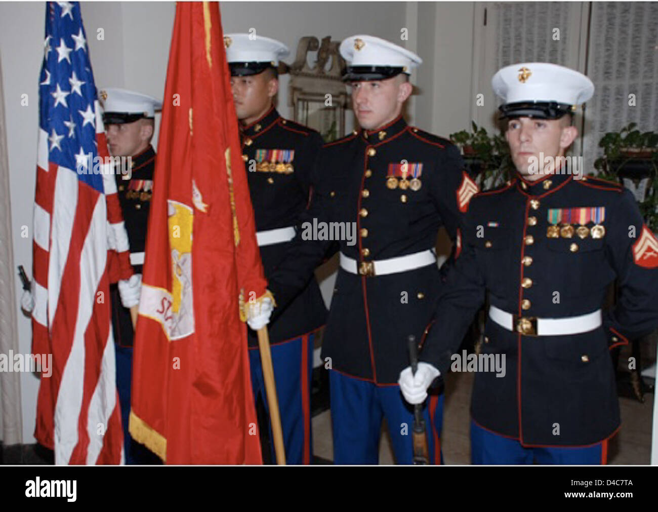 Garde du Corps des Marines USINT présente les armes, à la célébration du Jour de l'INDÉPENDANCE AMÉRICAINE Banque D'Images