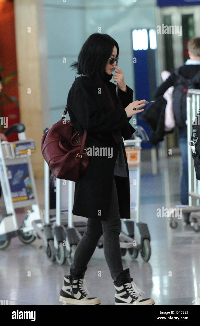 Faye Wong à l'aéroport avec ses assistants à Beijing, Chine, le lundi 11 mars 2013. Banque D'Images