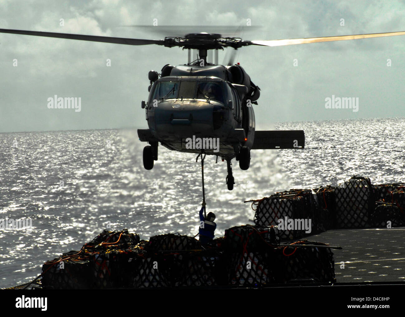 L'équipage d'un navire à cargaison sèche/ munitions USNS Richard E. Byrd (T-AKE 4) attache un câble de palettes Banque D'Images